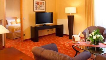 Comfort Suite | Hypo-allergenic bedding, minibar, in-room safe, desk