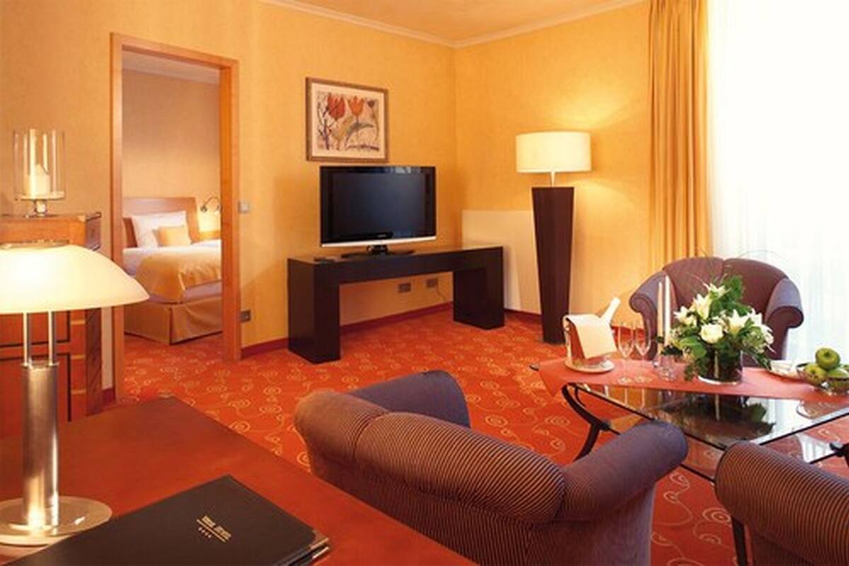 comfort suite | living area | 32-inch flat-screen tv with satellite channels, tv
