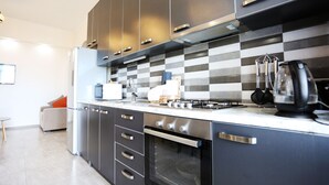 City appartement, 3 slaapkamers, uitzicht op de stad | Privékeuken | Een koffiezetapparaat/waterkoker, een koelkast, een microgolfoven