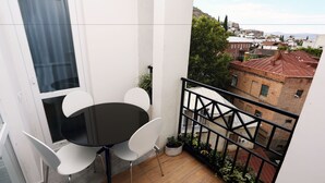 City appartement, 3 slaapkamers, uitzicht op de stad | Balkon