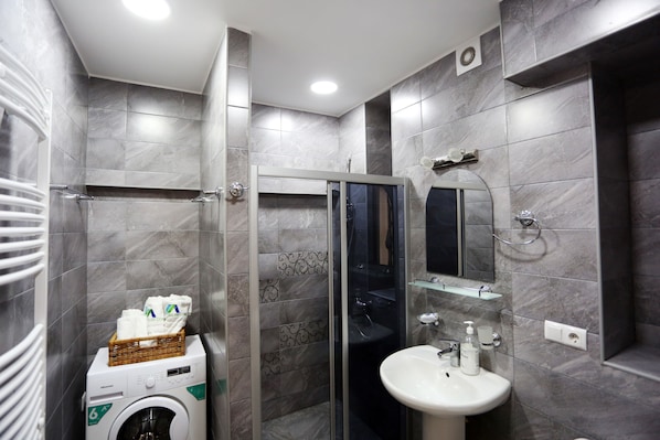 City Apartment, 3 Bedrooms, City View | Bathroom | Shower, free toiletries, towels