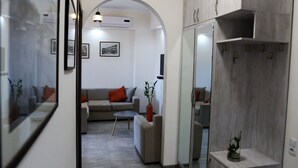 City appartement, 3 slaapkamers, uitzicht op de stad | Woonruimte | Flatscreentelevisie