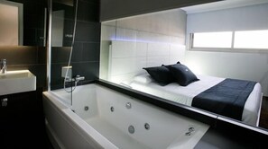 Double Room (Margarita) | Bathroom | Separate tub and shower, jetted tub, free toiletries, hair dryer