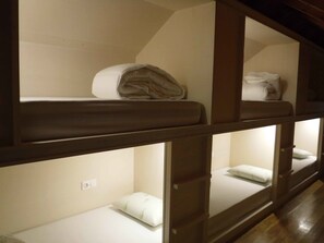 Bed in Shared Dormitory | Ropa de cama de alta calidad y tabla de planchar con plancha