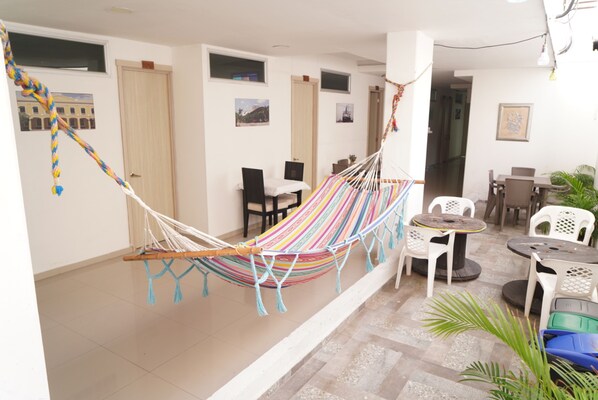 32-inch flat-screen TV with cable channels, TV, Netflix - Hotel Sun River (Barranquilla)