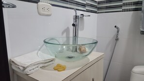 Standaard tweepersoonskamer | Badkamer | Een douche, een regendouche, designer toiletartikelen, handdoeken