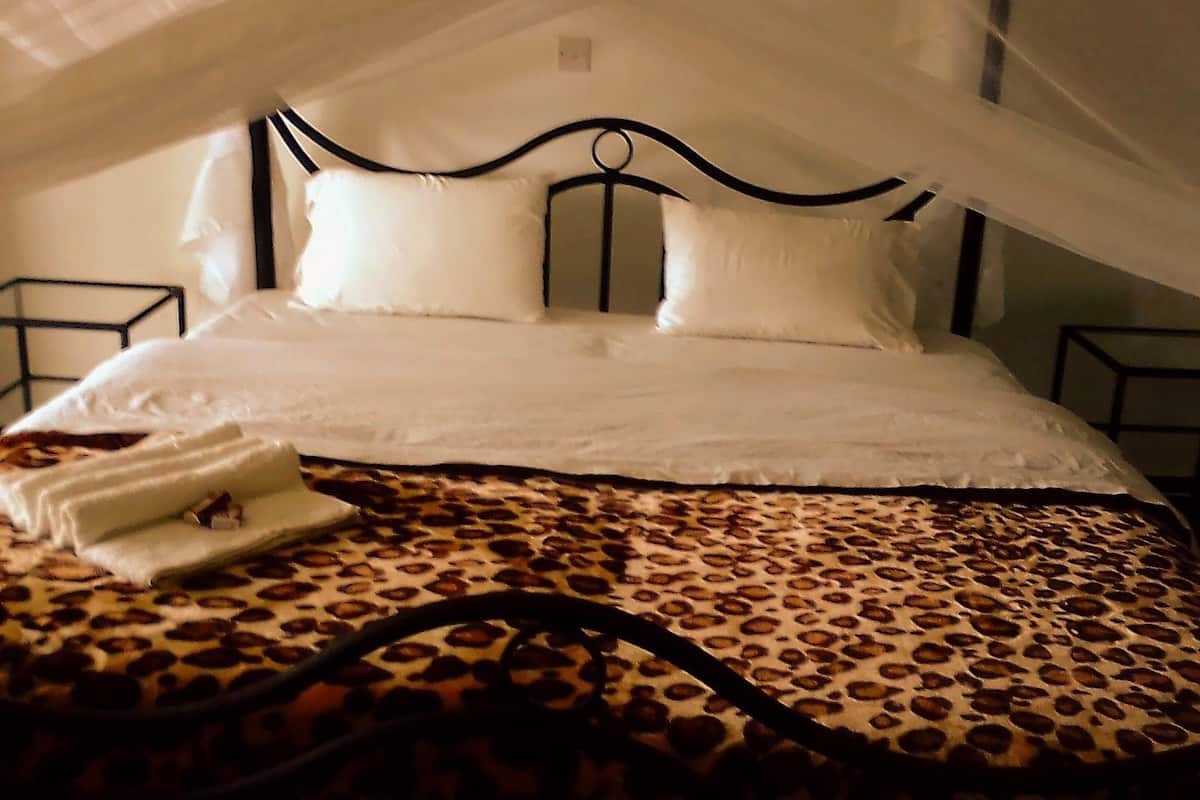 Caja de seguridad en la habitación, wifi gratis y ropa de cama