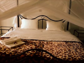 Double Room, Mountain View | In-room safe, WiFi (free), bed sheets