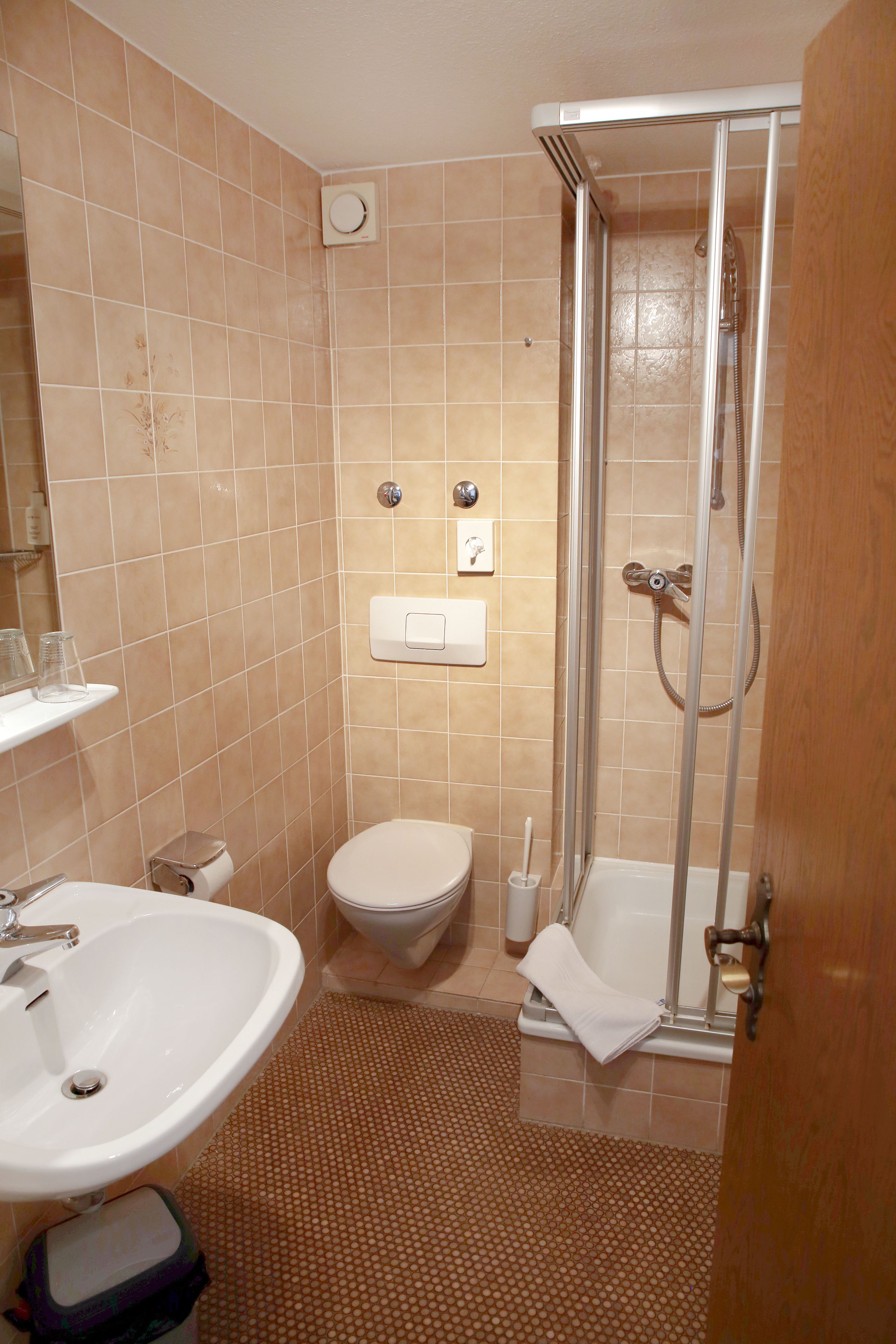 classic single room | bathroom | shower, free toiletries, hair dryer, towels