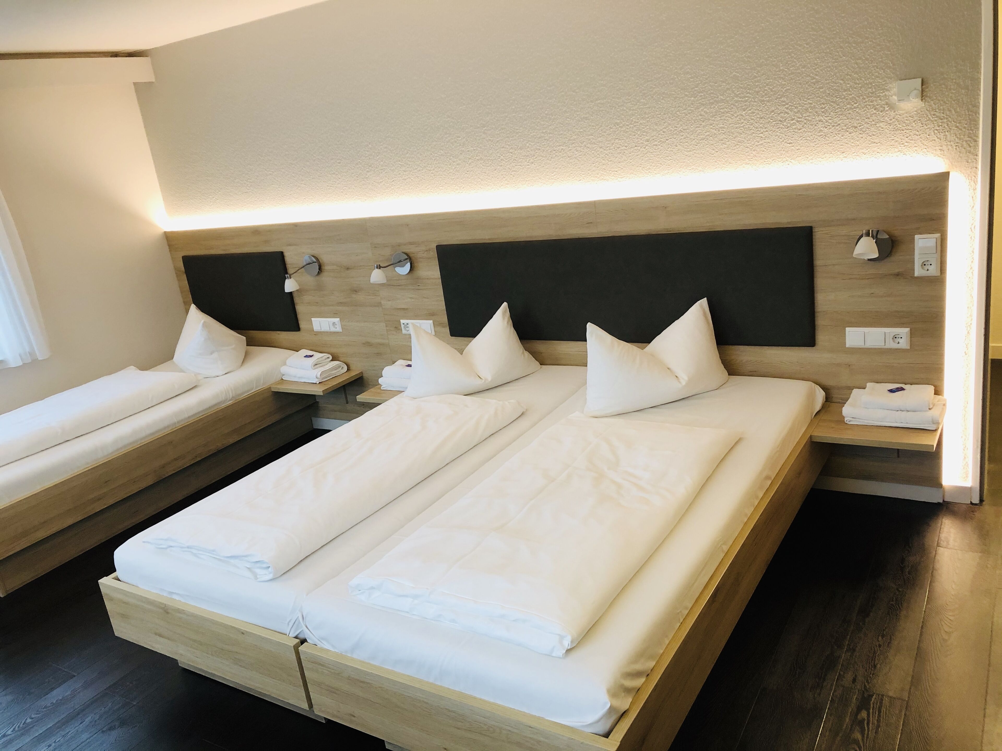 classic triple room | free wifi, bed sheets