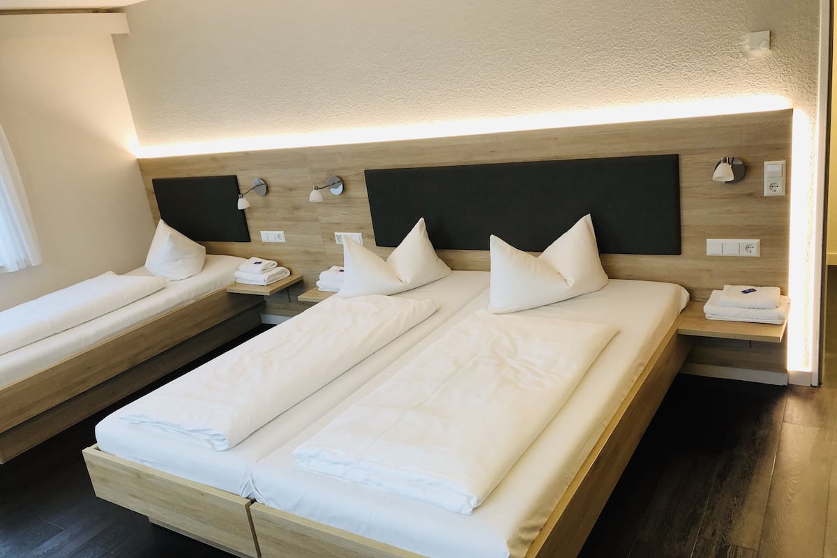 classic triple room | free wifi, bed sheets