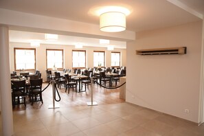 Café da manhã com buffet todos os dias (EUR 12.00 por pessoa)
