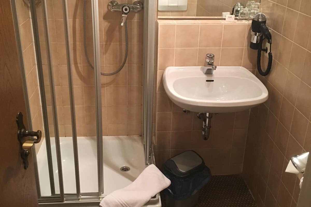 classic triple room | bathroom | shower, free toiletries, hair dryer, towels