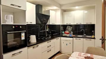 Deluxe-lejlighed - 2 soveværelser | Privat køkken | Køleskab, mikrobølgeovn, ovn, kogeplade