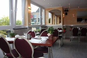 Daily buffet breakfast for a fee - Hotel Römerhafen (Cologne)