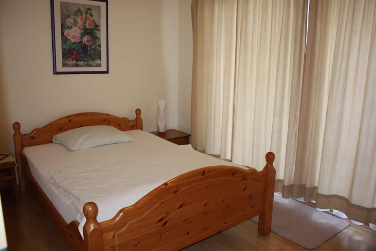 Single Room | Iron/ironing board, free cribs/infant beds, free WiFi, bed sheets