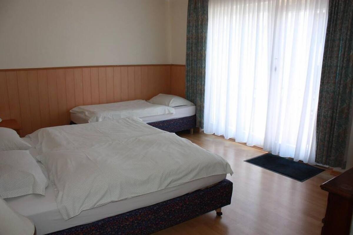 三人房 | 熨斗/熨板、免费婴儿床、免费 WiFi、床单