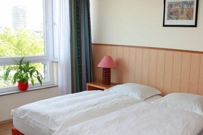 Iron/ironing board, free cribs/infant beds, free WiFi, bed sheets - Hotel Römerhafen (Cologne)