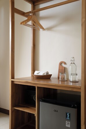 Habitación superior con 1 cama doble o 2 individuales | Baño | Ducha, artículos de higiene personal gratuitos y secador de pelo