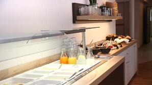 Un buffet proposant une variété de plats et de boissons.