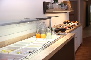 Se sirven almuerzos y cenas, cocina local