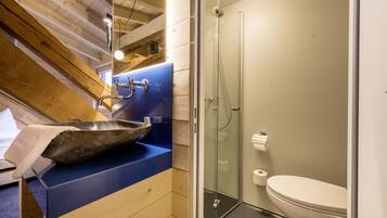 Basic Double Room | Bathroom | Shower, hair dryer, towels