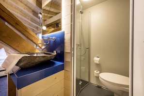Basic Double Room | Bathroom | Shower, hair dryer, towels - Landgasthof Kreuz (Konstanz)