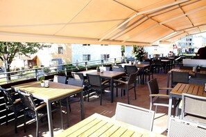 Dîner et souper servis sur place, cuisine locale