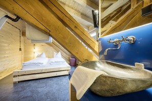 Chambre de base double | Aire de séjour | Téléviseur à écran plat