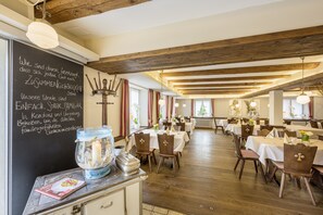 Lunch and dinner served, local cuisine - Landgasthof Kreuz (Konstanz)