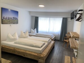 Tremannsrom – basic, delt bad | Lydisolert, wi-fi (inkludert) og sengetøy