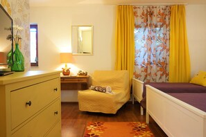 Apartamento família, 1 quarto, cozinha, no piso térreo | 1 quarto, ferros/tábuas de passar roupa, Wi-Fi de cortesia