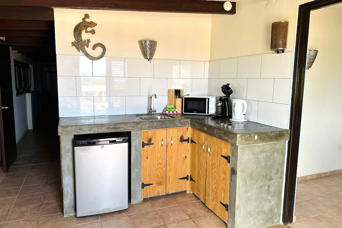 Apartamento superior, 1 quarto, vista parcial para o oceano | Cozinha privada | Geladeira, micro-ondas, cooktop, cafeteira/chaleira