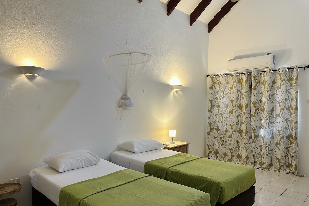 Apartamento conforto, 2 quartos, vista para a piscina | 1 quarto, Wi-Fi de cortesia, roupa de cama