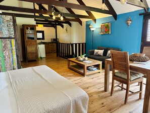 Estudio superior, 1 habitación, vista al océano | Área de sala de estar | Televisión de pantalla plana