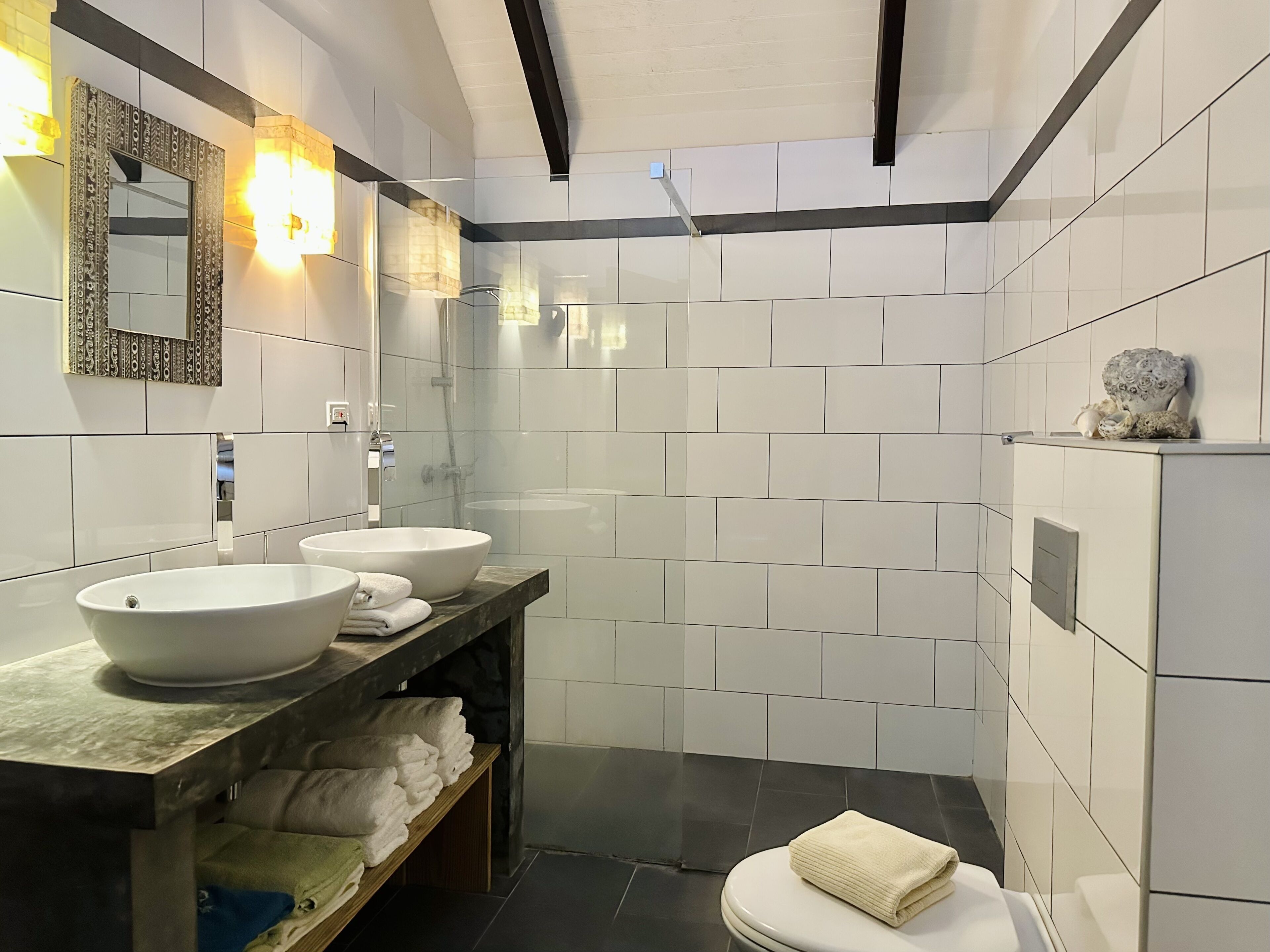 Apartemen Superior, 2 kamar tidur, pemandangan laut sebagian | Kamar mandi | Shower, perlengkapan mandi gratis,  dan handuk