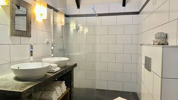 Apartemen Superior, 2 kamar tidur, pemandangan laut sebagian | Kamar mandi | Shower, perlengkapan mandi gratis, dan handuk