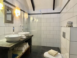 Superior Apartment, 2 Bedrooms, Partial Ocean View | Bathroom | Shower, free toiletries, towels - Ocean View Villas Bonaire (Kralendijk)