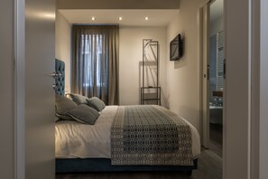 Deluxe Double Room | Premium bedding, desk, soundproofing, free WiFi - La Loggia della Luna (Venice)