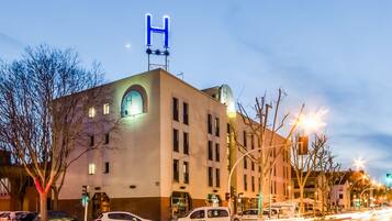 Voorkant accommodatie - avond/nacht