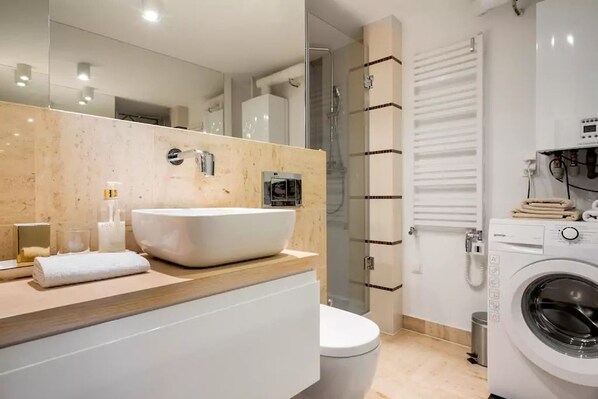 Departamento (Zamoyskiego 77) | Baño | Regadera, amenidades de baño gratuitas, secadora de cabello, toallas