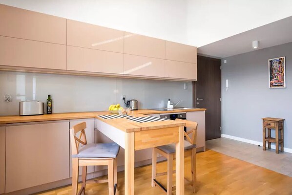 Apartment (Zamoyskiego 77) | Private kitchenette | Fridge, oven, stovetop, electric kettle - Apartments Dunin (Kraków)