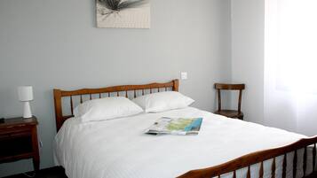 Standard Double Room | Desk, free cribs/infant beds, free WiFi, bed sheets