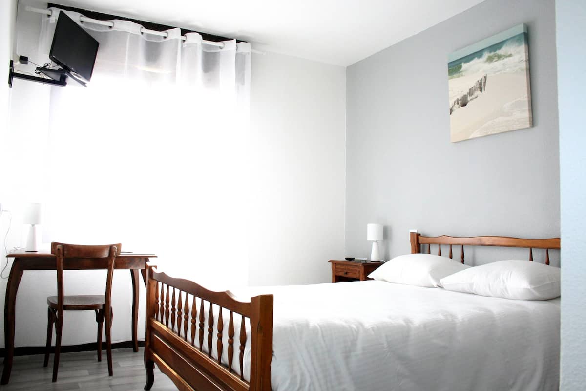 standard double room | desk, free cots/infant beds, free wifi, bed sheets