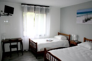 Standard Triple Room | Desk, free cots/infant beds, free WiFi, bed sheets - Logis Hôtel Le Fair Play (Léon)