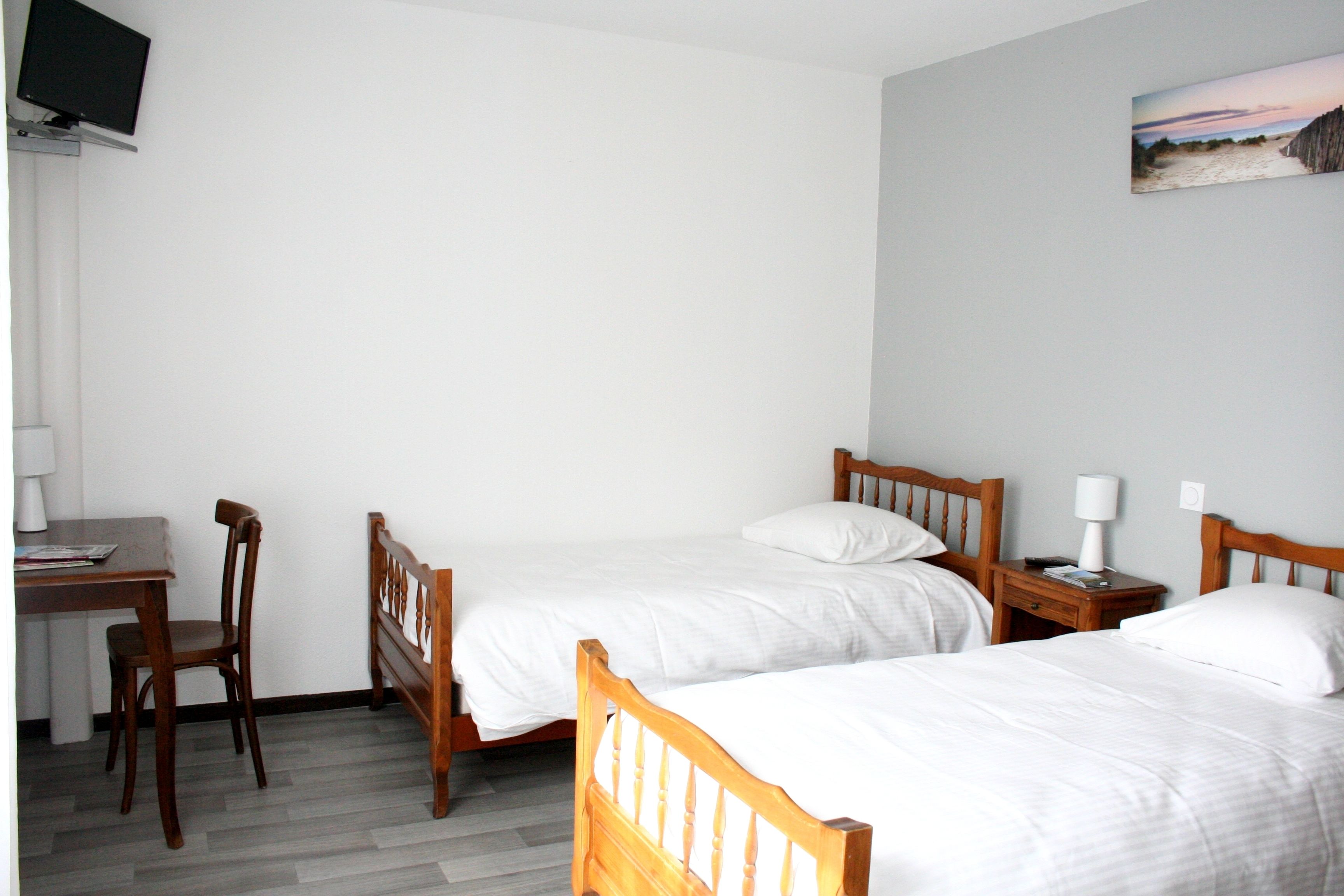 standard twin room | desk, free cots/infant beds, free wifi, bed sheets