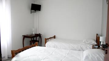Habitación estándar con 2 camas individuales | Escritorio, cunas gratuitas, wifi gratis y ropa de cama