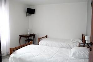 Standard Twin Room | Desk, free cots/infant beds, free WiFi, bed sheets - Logis Hôtel Le Fair Play (Léon)