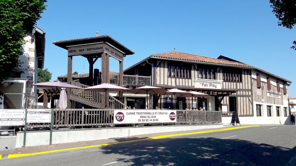 Front of property - Logis Hôtel Le Fair Play (Léon)