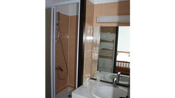 Habitación estándar con 2 camas individuales | Baño | Secador de pelo y toallas